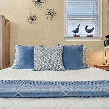 Retro Retreat In Dtsp - Explore The Downtown Area St. Petersburg Extérieur photo