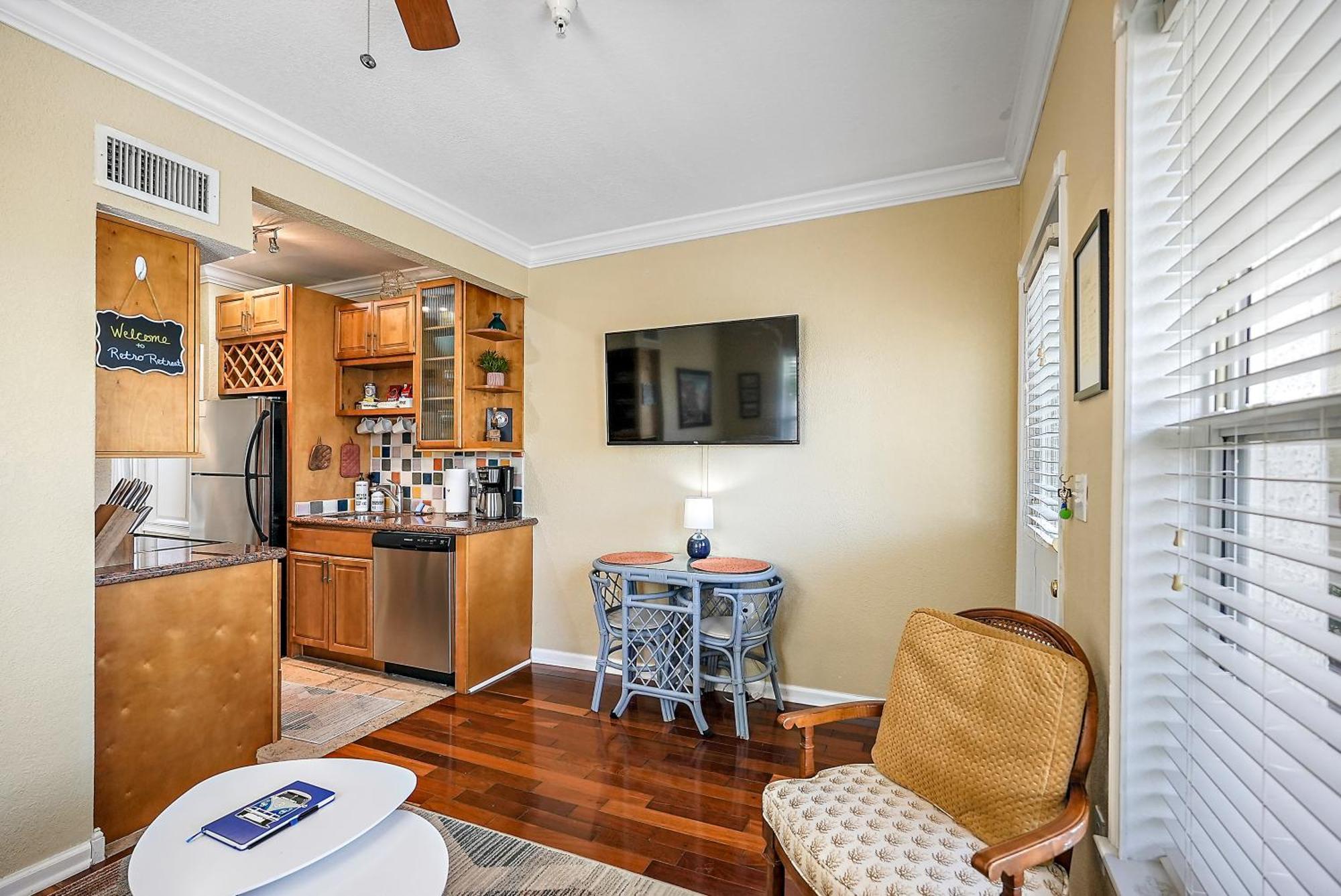 Retro Retreat In Dtsp - Explore The Downtown Area St. Petersburg Extérieur photo